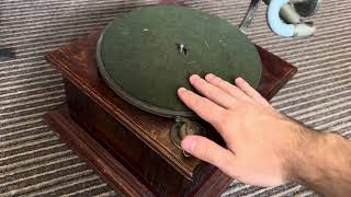 Can @mrrgstuff help me identify this mysterious gramophone I wonder ? 