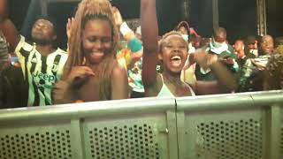 WATCH THIS GIRL DANCE DURING KONSHENS PERFORMANCE AT THE NRG EVENT
