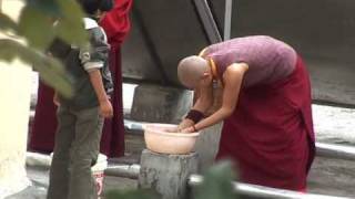 Uncut Clip 1/ Tibetan Nun haircut / India