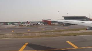 SINGAPORE Airlines Boeing 787 DREAMLINER Great Taxiing to Runway in Delhi International Airport T3