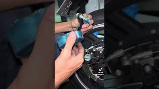 Barulho ao freiar a moto ?? Veja a solução !!
