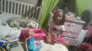 Alicia tentando fazer chocolate