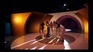 Tini bailando “Aquí Estoy” con fans en el Backstage del videoclip