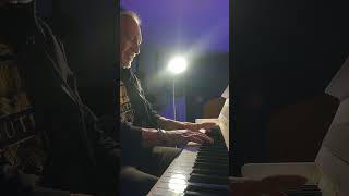 un improvvisazione al pianoforte con la voce di Serena