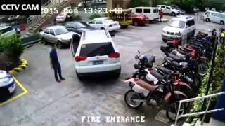 Quiere ayudarlo a estacionar y le choca el auto
