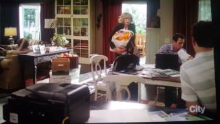 Modern family S08 e02 orange blooper