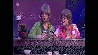 Karine en Melanie houden het niet droog aan den toog