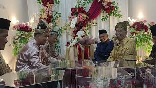 Berbalas pantun tanpa konsep dalam Adat meminang (melamar) masyarakat melayu Riau.