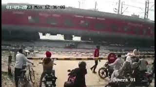 रेलवे फाटक पे सावधानी से पार कर#viral #youtubeshorts #trending