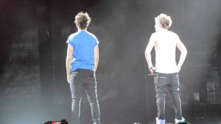 Louis & Niall at the end of Kiss You