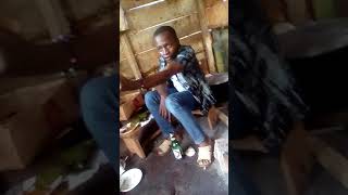 Awaya lobeceke dans une comédie