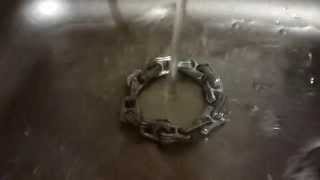 Ring-pull bracelet moves strangely under running water.
