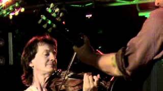 Cisco ed il Coro delle Mondine di Novi di Modena - Il partigiano (Il bersagliere ha 100 penne)