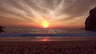 Relaxing and quiet music, with sounds of water inspired by calm and fast falling 😴