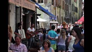 Street Singer in Annecy's old town in the summer of 2011 - Sous Les Quais