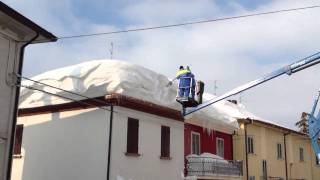Svuotamento tetti innevati a Montegrimano