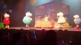 Peppa Pig Live in South Africa | Emperors Palace | Johannesburg (Mummy Pig fixing the car)