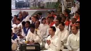 Sri Raghunandana-A bhajan by Raviraj Nasery in front of Bhagwan Sri Sathya Sai Baba