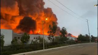 Amazon distribution center caught on fire. #Amazononfire #amazonwarehouse #LosAngeles