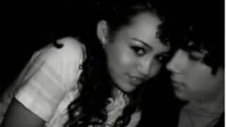 Miley Cyrus y Nick Jonas. // Miley Cyrus and Nick Jonas.  8