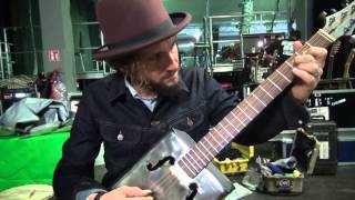 John Butler on a handmade oil-can guitar - Do.Se Instruments