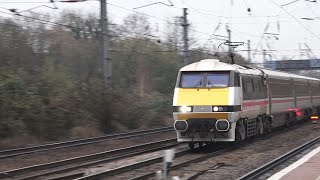 Class 91119 Bounds Green passing Hitchin (1D17 1403 London Kings Cross to Leeds) 4/12/2023