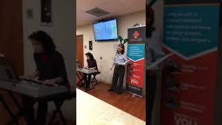 Kathy Nix sings "The Christmas Song" to cancer patients with Hearts Need Art