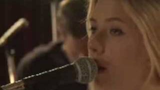 Scarlett Johansson - Innocent When You Dream (Live)