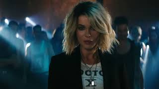 Kate Beckinsale kicks boys in balls