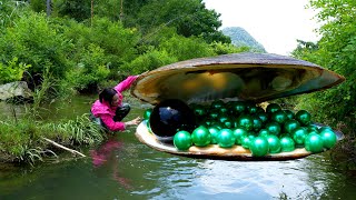 🎁🎁The girl pried open the giant clam and found a surprising green pearl inside, incredibly precious