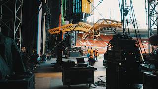Behind the scenes of Robbie Williams’ stadium tour: lighting, audio and video in perfect sync.