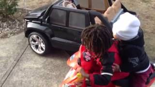 Smoosh droppin Que Que off to His Escalade. They just Livin