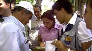alcaldesa escucha a personas tercera edad y estudiantes
