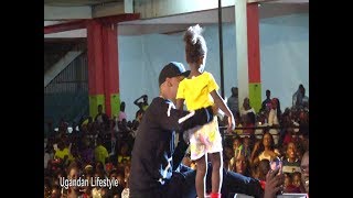 OLUGAMBO. Big Eye asomozeza Min Nakiwala wayimbye n'omwana 4yrs ekiro mukivvulu