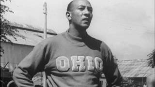 1955 Runner Jesse Owens competes against Malaya runner