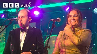 Sgioba CNBU le Ceud Fàilt' Air Gach Neach  - Cèilidh na Bliadhn’ Ùire 2025 | BBC ALBA