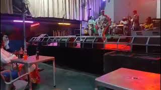 La musica Joe Lenoir chante LE VOYAGEUR de Papa Wemba 