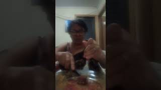 Jantando fígado banana da terra salada de alface 😋 tomate 🍅😋