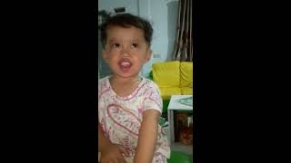 Tragedi menggemaskn lucu,   anak balita pura pura sakit heboh