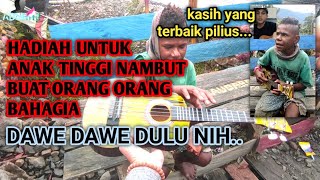 HADIA UNTUK ANAK TINGGI NAMBUT  SEBELUM PULANG, MAIN GITAR DULU ~ Aduhh!!