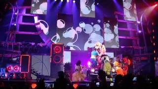 Britney Spears - How I Roll (Live in Arena Zagreb_ 1.10.2011)