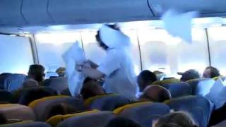 Pillow Fight Breaks Out On Airliner (HQ) 飛行機内で突然枕投げ合戦のハプニング
