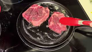 Testing out the lodge cast iron skillet frying two  chuck eye steaks
