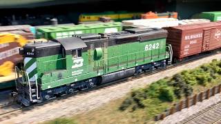 Part 132 - Green, red and black engines working on the Burrlington Northern! #hoscale #modeltrains