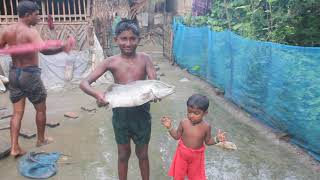 If you don't see how many small children are playing with big vhetki fish, you will not understand