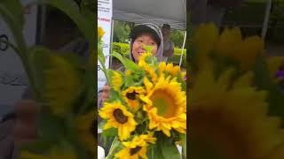 Surprising Random strangers with flowers 🌻 HAPPY MOTHER’S DAY TO ALL MOM’S OUT THERE