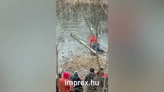 Jégen beszakadt kutya kimentése Gödön a Feneketlen tóból. Szívszorító pillanatok!