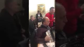 Shabon Cela Bledar Dapa Refail Caka ‘ke shkallet e tujonit ‘ Alegro Live Per Qef