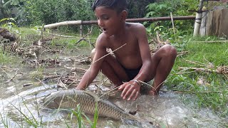 Unbelievable Hand Fishing By Small Boy | Primitive Technology | Primitive Survival #fishing #shorts