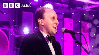 Ruairidh Gray le Loch Maree Islands & Kishorn Commandos - Cèilidh na Bliadhn’ Ùire 2025 | BBC ALBA